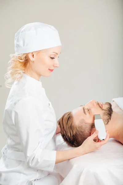 Salon de frumusete masaj facial barbat. Stimularea electrică îngrijirea pielii omului — Fotografie, imagine de stoc