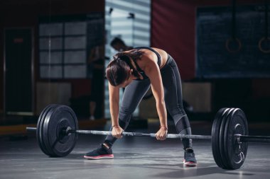 Çapraz uygun kadın spor salonunda