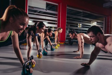 insanlar push ups spor salonunda