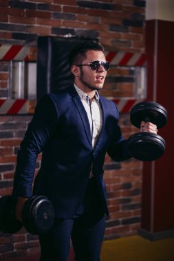 işadamı dumbbell Office yükselterek takım elbiseli