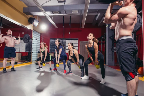 Equipe de esportes na prática cross fit — Fotografia de Stock