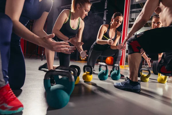 Grupo de cross fit en el gimnasio — Foto de Stock