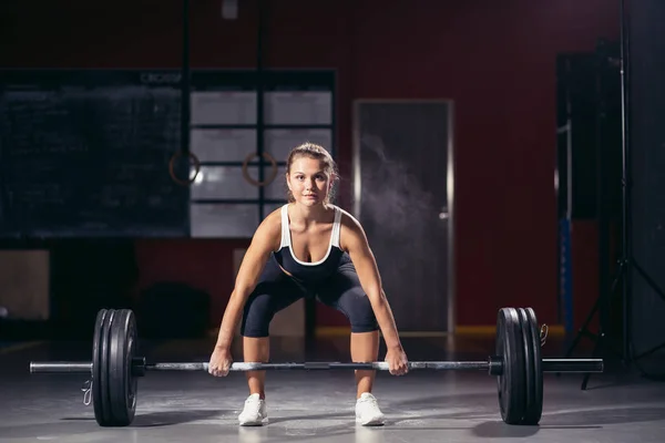 Vrouw beginnen barbell oefening staande squat houding. — Stockfoto