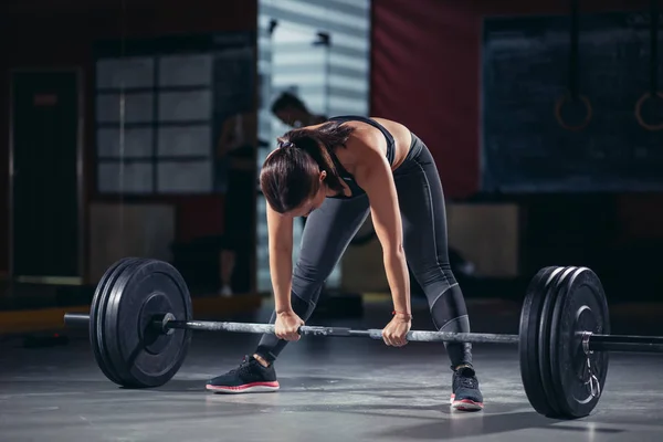 Cross fit kvinna i gymmet — Stockfoto