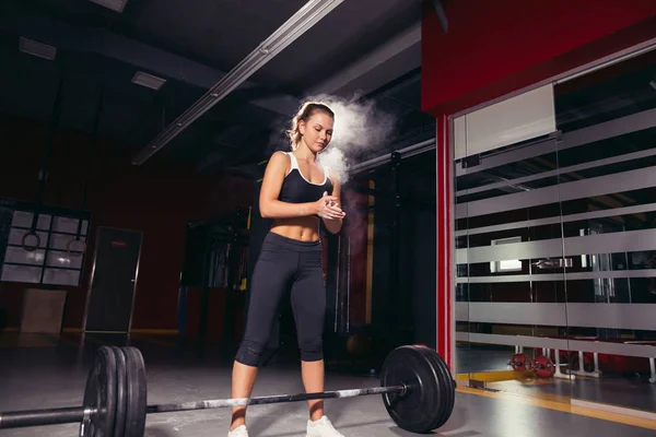 Kadın hazırlık gerçekleştirme deadlift egzersiz yaparak — Stok fotoğraf