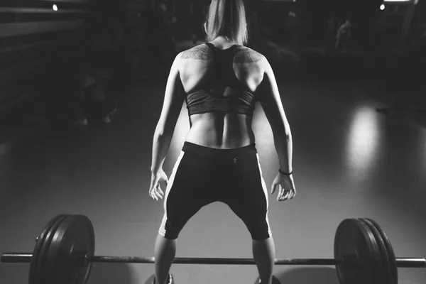 Mujer en forma de cruz en el gimnasio —  Fotos de Stock