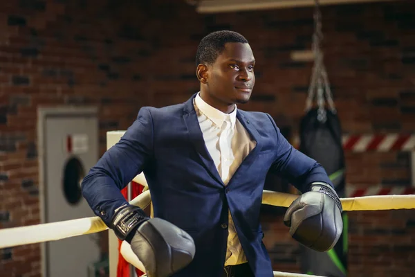Hombre de negocios africano de pie postura en guantes de boxeo — Foto de Stock