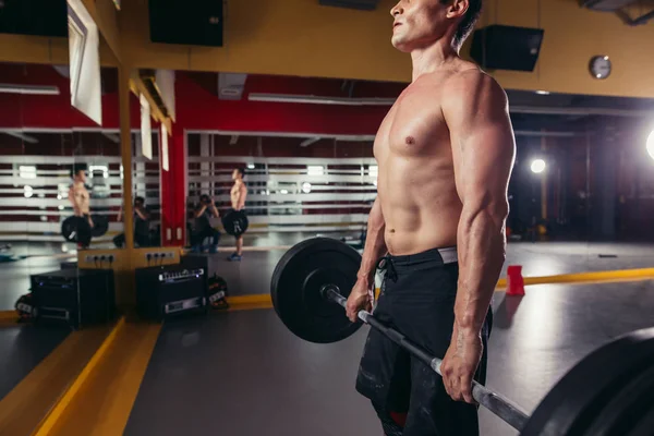 Homem de Fitness Muscular Fazendo Exercício Pesado Deadlift — Fotografia de Stock