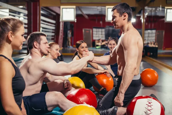 L'entraîneur et ses joueurs après l'entraînement — Photo