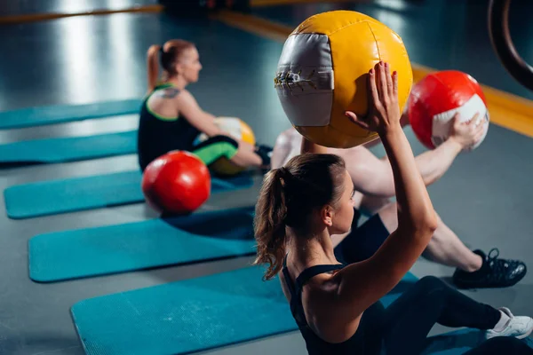 Grupo de treino mulher e homem no ginásio — Fotografia de Stock