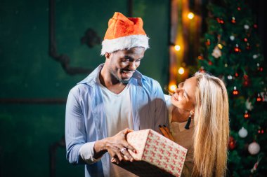 Noel hediyesi kız arkadaşına veren adam