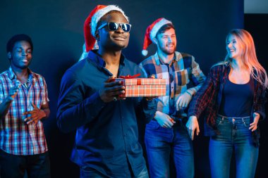 adam Noel hediyesi elinde tutan çekici gülümseme ile