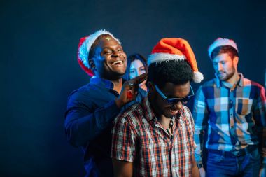 adam Noel hediyesi elinde tutan çekici gülümseme ile