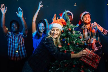 arkadaşları ile Noel ağacı Noel özlemek üzerinde eğlenceli hale getirir