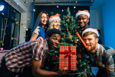 arkadaşları ile Noel ağacı Noel özlemek üzerinde eğlenceli hale getirir