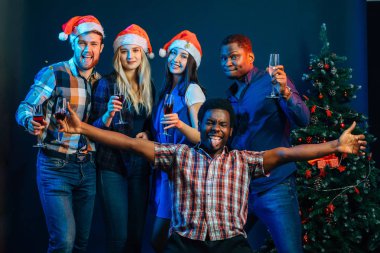 insanlar Noel partisinde eğleniyor