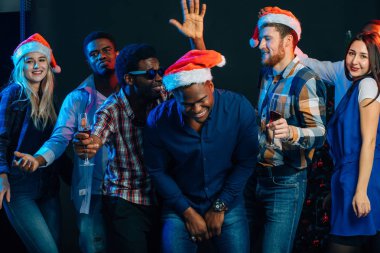 insanlar Noel partisinde eğleniyor