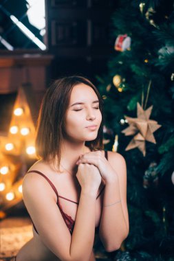 bir Noel ağacı dua kırmızı iç çamaşırı seksi esmer kız