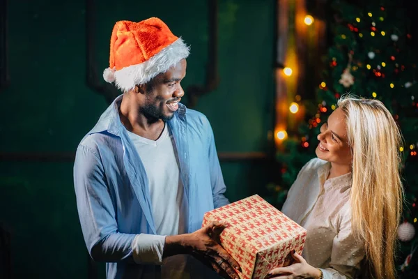 Noel hediyesi kız arkadaşına veren adam