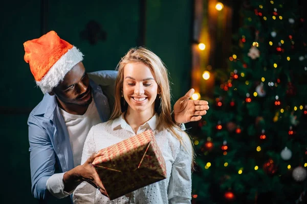 Man ger julklapp till flickvännen — Stockfoto