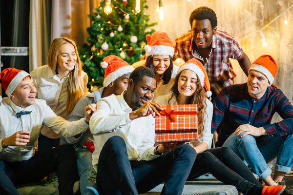 sihirli Noel hediye açılış mutlu gülümseyen arkadaşlar