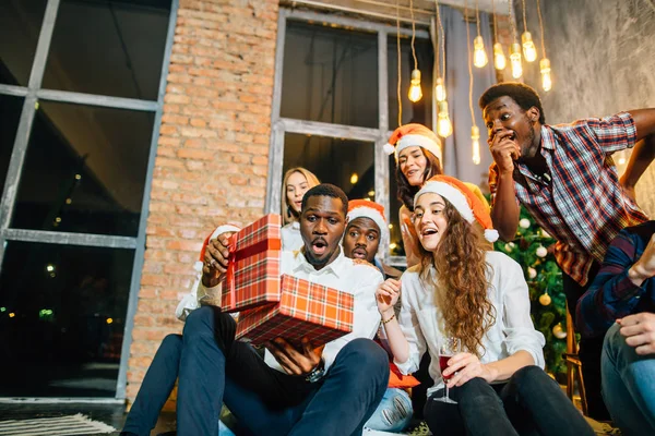 Lyckligt leende vänner öppna magiska julklapp — Stockfoto