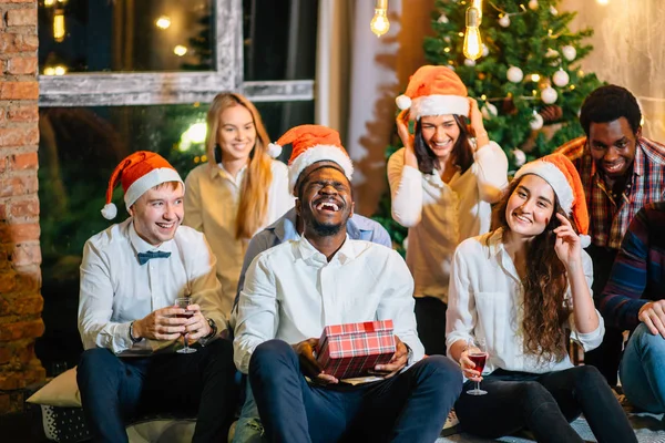 Lyckligt leende vänner öppna magiska julklapp — Stockfoto