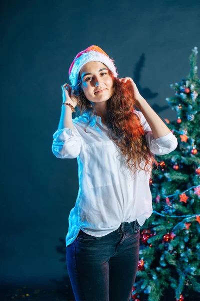 santa yardımcı şapkalı pek çok hediye kutuları gülümseyen kadın