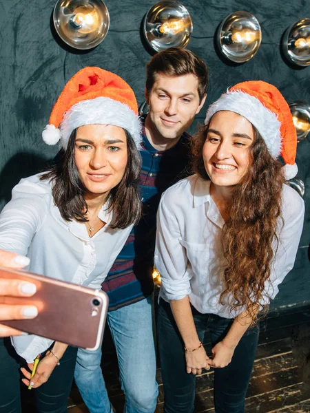 Arkadaşlar selfie yapım ve having fun Club. Noel ve yeni yıl kavramı — Stok fotoğraf
