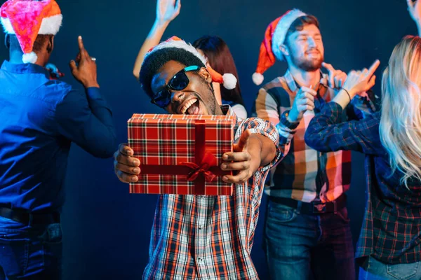 adam Noel hediyesi elinde tutan çekici gülümseme ile