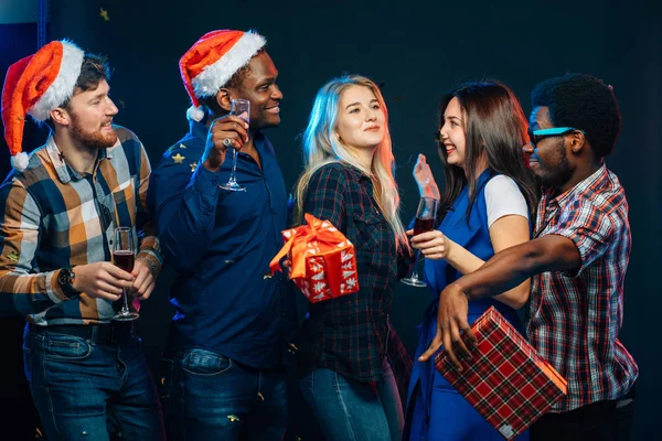 Slaví Nový rok společně. Skupina krásných mladých lidí v Santa klobouky — Stock fotografie