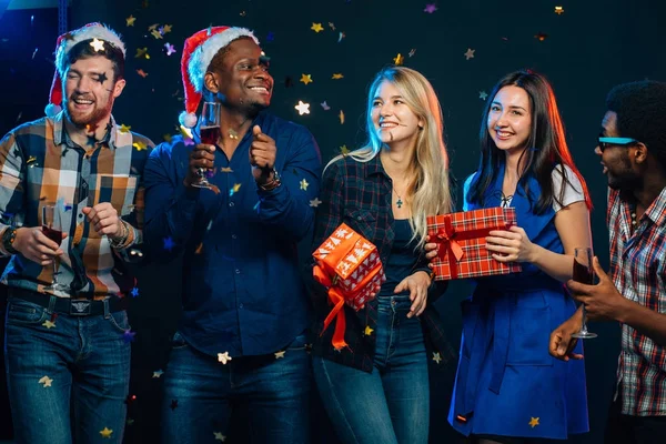 Festeggiamo insieme il nuovo anno. Gruppo di bei giovani a Babbo Natale — Foto Stock
