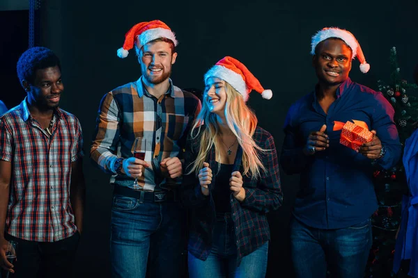 Festeggiamo insieme il nuovo anno. Gruppo di bei giovani a Babbo Natale — Foto Stock