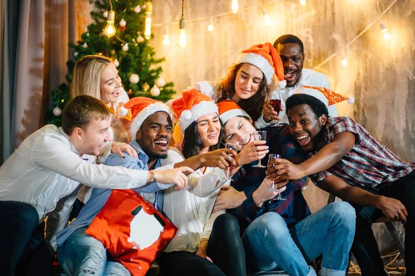 Vänner njuta av julen drinkar i baren — Stockfoto