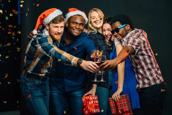 Glada vänner med champagne firar jul — Stockfoto