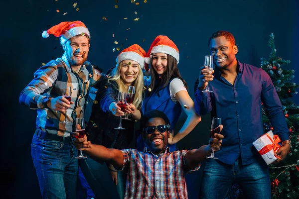 Amigos felizes com champanhe celebrando o Natal — Fotografia de Stock