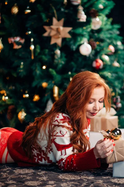 Seksi kız kırmızı iç çamaşırı ve kazak Noel ağacı ve açık hediye yalan — Stok fotoğraf