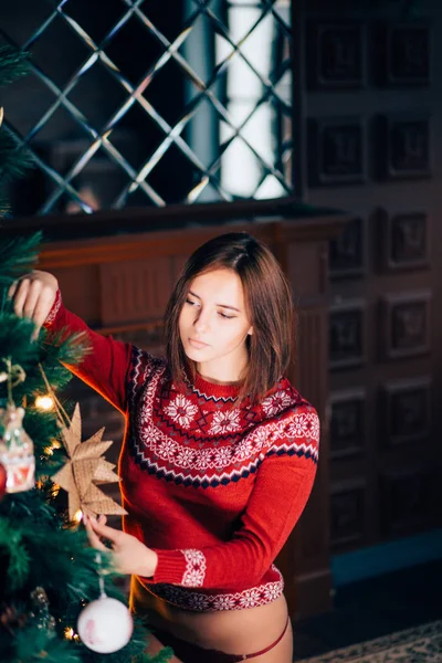 Seksowna młoda kobieta w swetry przygotowują się do obchodzi nowy rok w domu — Zdjęcie stockowe