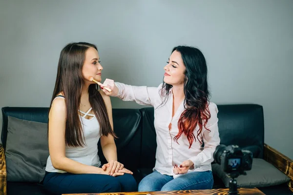 Blogger müvekkili makyaj kozmetik yapıyor ve evde video kaydı ile — Stok fotoğraf