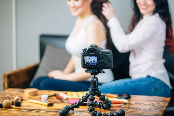 Жінка знімає відео для свого блогу про косметику за допомогою цифрової камери з триногами — стокове фото