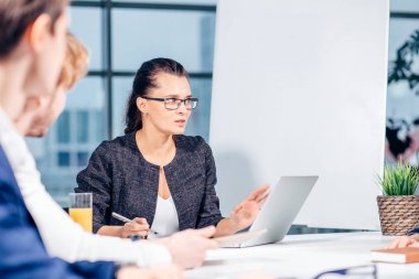kadın patron ekibine konuşan gülümseyen iş, teknoloji ve office kavram-