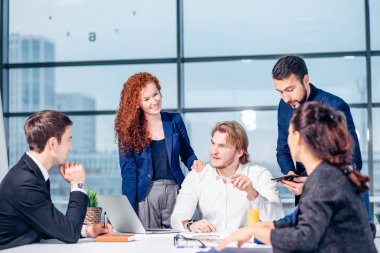 iş, teknoloji ve office kavramı - gülümseyen patron iş takım konuşmak