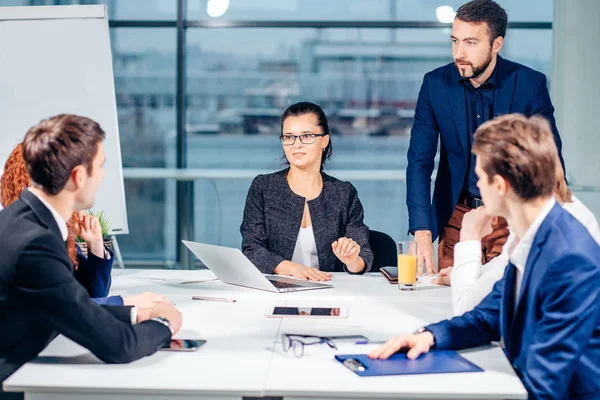 Teamleider en ondernemer leidt informele in-house zakelijke bijeenkomst — Stockfoto