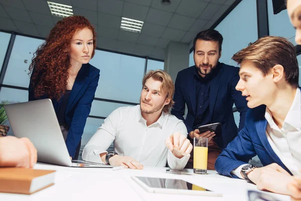 Baas leider coaching in office. Op beroepsopleidingen. Bedrijfsleven en het onderwijs concept — Stockfoto