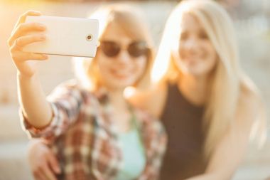 Fotoğraf çekme ve selfie alarak smartphone ile gülümseyen arkadaş grubu