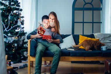 Sihirli kutusunda sürpriz. adam açık Noel hediyesi