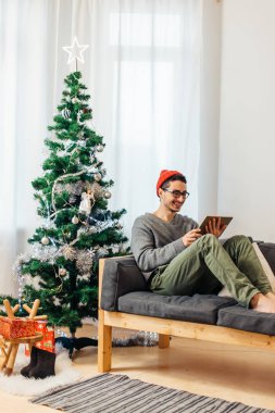 Bir kredi kartı tutan ve bir tablet üzerinde alışveriş yakışıklı adam.