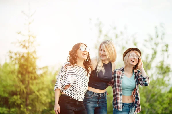 Tre unga kvinnliga vänner gå på park. unga kvinnor strosar sommardag — Stockfoto