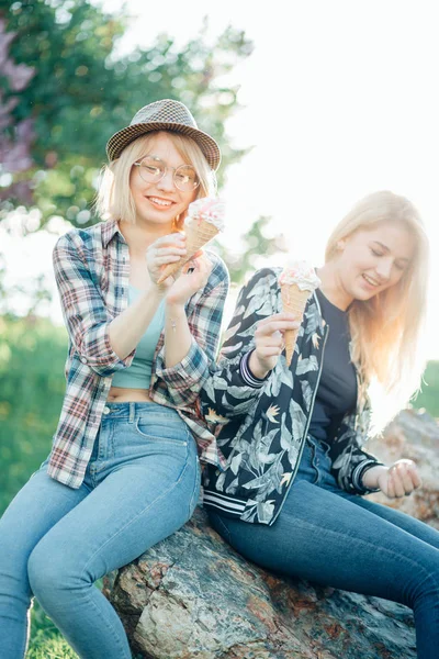 Twee beste vrienden met ijs en lachen samen buiten — Stockfoto