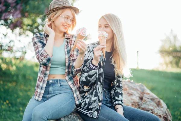 Amigos, duas mulheres com sorvete se divertindo — Fotografia de Stock